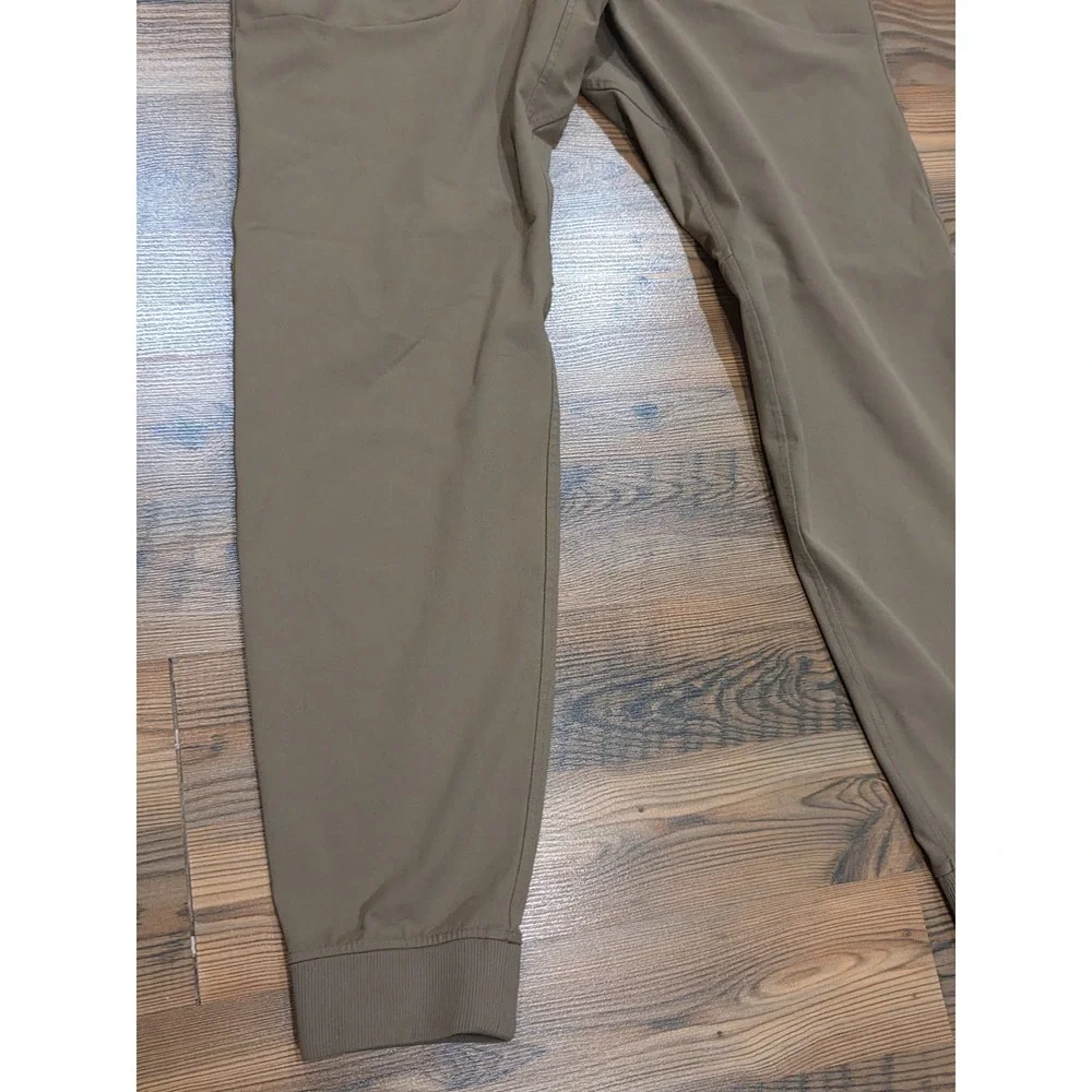 Lululemon ABC Jogger Mens Medium artifact Khaki Tapered Athletic Pants Casual